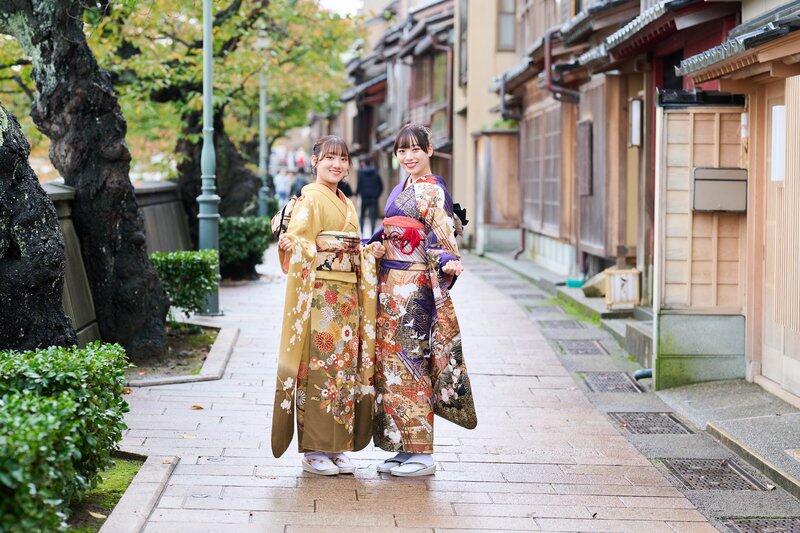 友達と並んで着物ポーズ