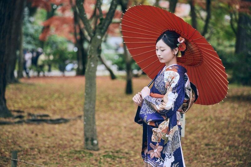 和傘を使った着物ポーズ