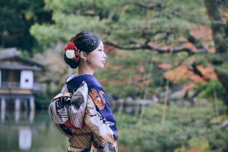 着物の帯を見せる後ろ姿