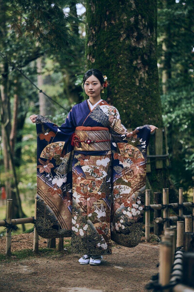 着物の袖を広げるポーズ