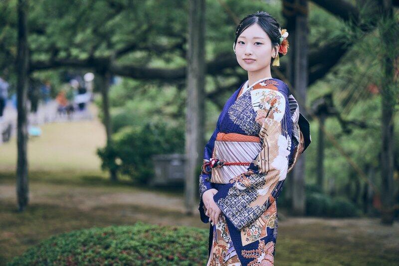 着物で振り返りポーズ